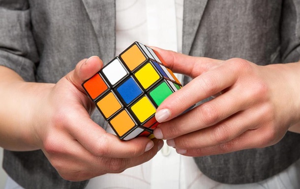 Студент ІТ коледжу організовує благодійний чемпіонат зі збірки кубика Рубіка
