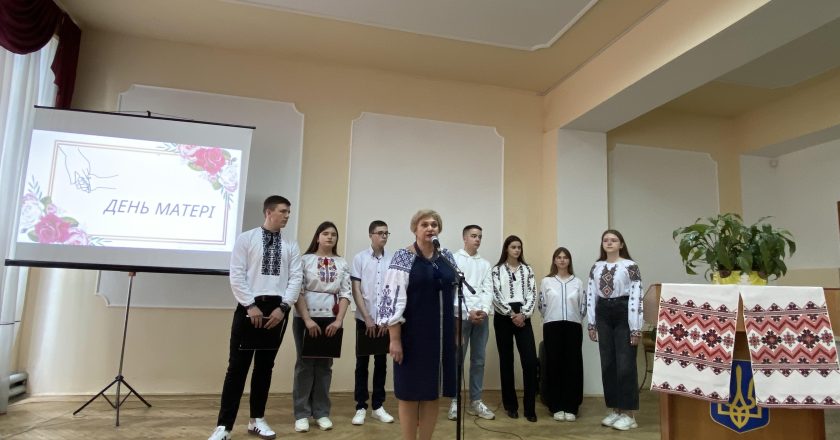 Студенти коледжу підготували підготували зворушливі привітання до Дня матері