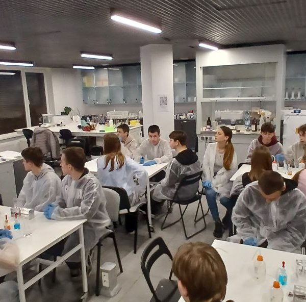Першокурсники ІТ-коледжу відвідали хімічну лабораторію Lviv Open Lab під керівництвом Марії Мельник