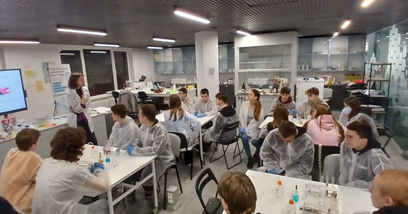 Першокурсники ІТ-коледжу відвідали хімічну лабораторію Lviv Open Lab під керівництвом Марії Мельник