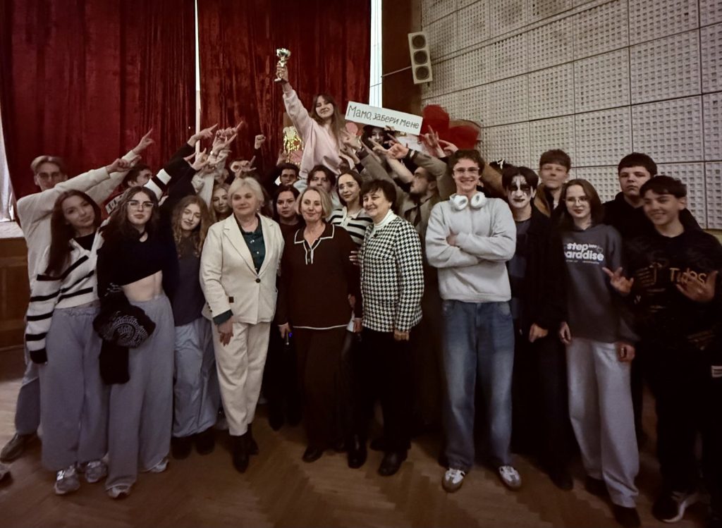 “Страх закінчується там, де вмикається світло “: у ІТ коледжі відбулася благодійна “Студентська осінь 2025”