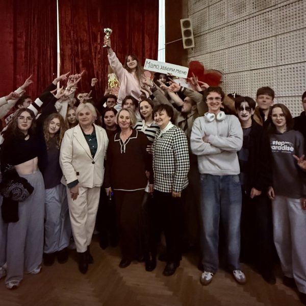 “Страх закінчується там, де вмикається світло “: у ІТ коледжі відбулася благодійна “Студентська осінь 2025”