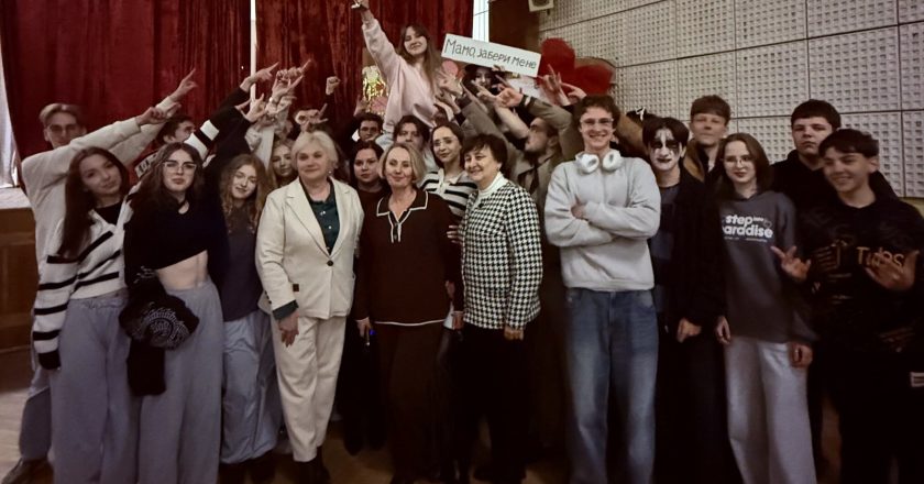 “Страх закінчується там, де вмикається світло “: у ІТ коледжі відбулася благодійна “Студентська осінь 2025”