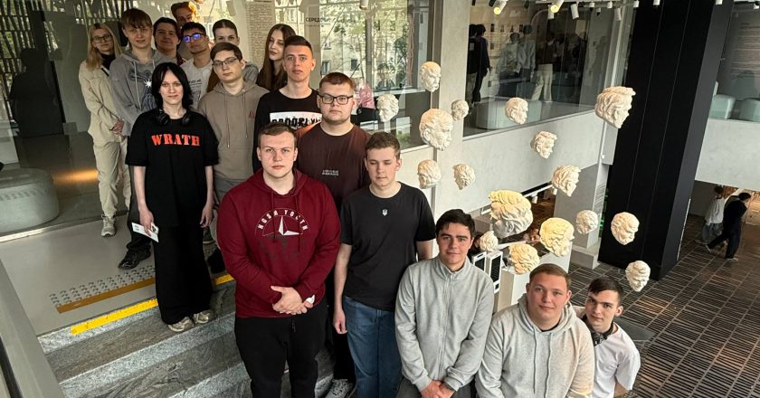 Сьогодні викладачі ІТ коледжу Юлія Матвіїшин, Тетяна Хмеляр, Марія Кісіль разом із студентами груп КН-31 і КН-33 мали чудову можливість відвідати Zenek Art Gallery, де представлено дивовижну виставку робіт Тараса Григоровича Шевченка