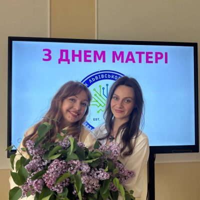 У теплій та камерній атмосфері викладачі Тетяна Хмеляр та Юлія Матвійшин разом зі своїми талановитими студентами провели чуттєвий виховний захід, приурочений до Дня матері. 💐
