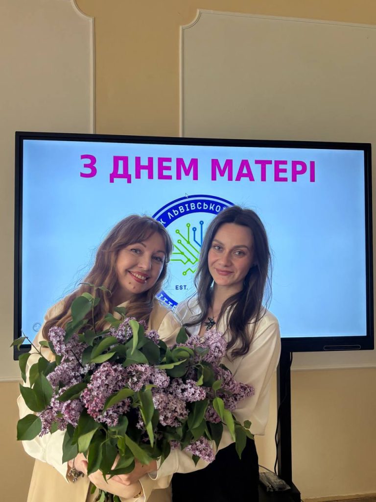У теплій та камерній атмосфері викладачі Тетяна Хмеляр та Юлія Матвійшин разом зі своїми талановитими студентами провели чуттєвий виховний захід, приурочений до Дня матері. 💐