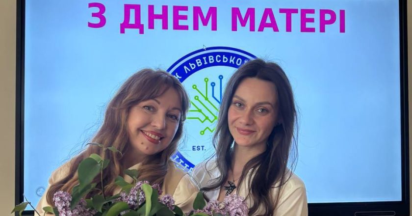 У теплій та камерній атмосфері викладачі Тетяна Хмеляр та Юлія Матвійшин разом зі своїми талановитими студентами провели чуттєвий виховний захід, приурочений до Дня матері. 💐